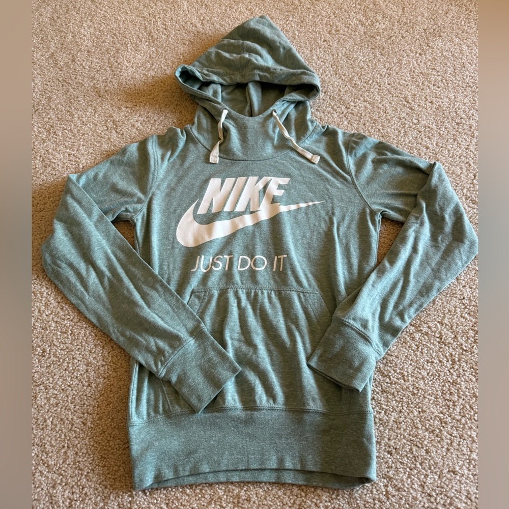 Women’s Nike hooded long sleeve shirt